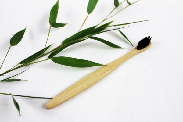 Bambus Zahnbürste mit schwarzen Aktivkohleborsten, nachhaltige Zahnbürsten