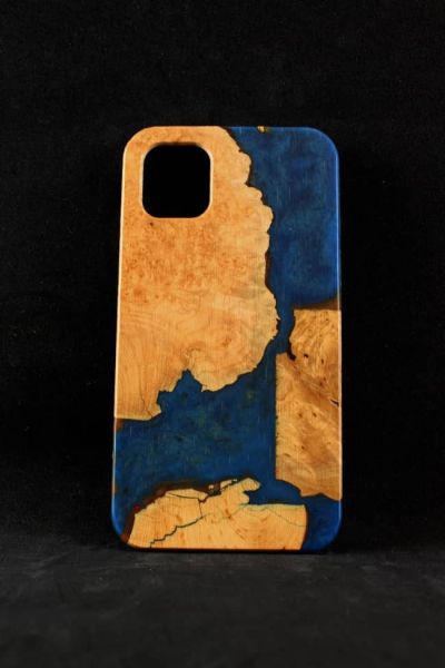 iPhone 11 Handyhülle aus Holz mit farbigem Epoxid-Harz