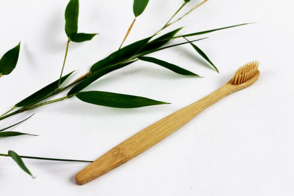 Bambus Zahnbürste mit hellen Aktivkohle-Borsten