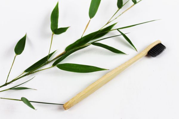 Bambus Zahnbürste mit grauen Aktivkohleborsten, nachhaltige Zahnbürsten