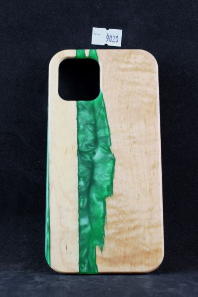 iPhone 12 / 12pro - Handyhülle aus Holz mit farbigem Epoxid Harz